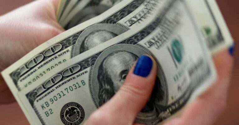 دلار جای پای خود را محکم میکند؛ سرمایهگذاران منتظر سرنخهای بیشتری از فدرال رزرو هستند
