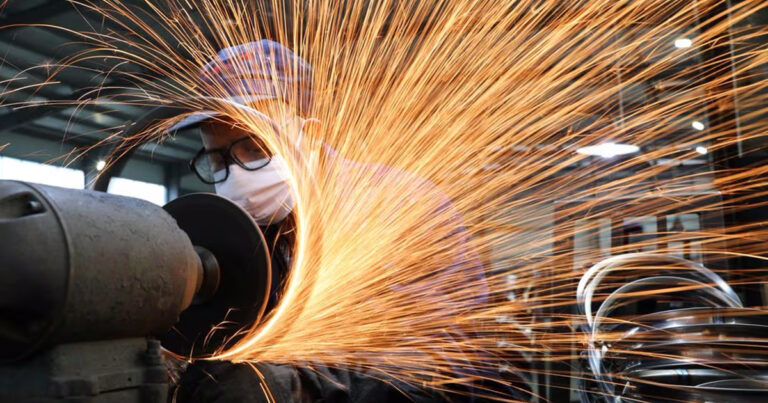 کوچک شدن کارخانه‌های چین در ماه دسامبر؛ باید منتظر تدابیری برای احیای اقتصاد این کشور باشیم
